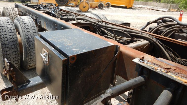 image for item GB9995 2002 International 2554  truck cab and chassis