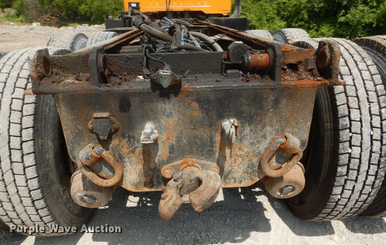 image for item GB9995 2002 International 2554  truck cab and chassis