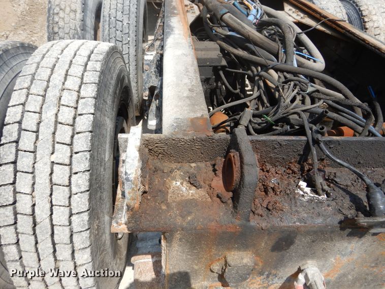 image for item GB9995 2002 International 2554  truck cab and chassis