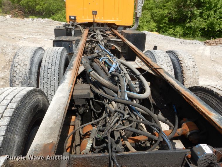 image for item GB9995 2002 International 2554  truck cab and chassis