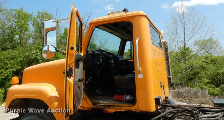 image for item GB9995 2002 International 2554  truck cab and chassis