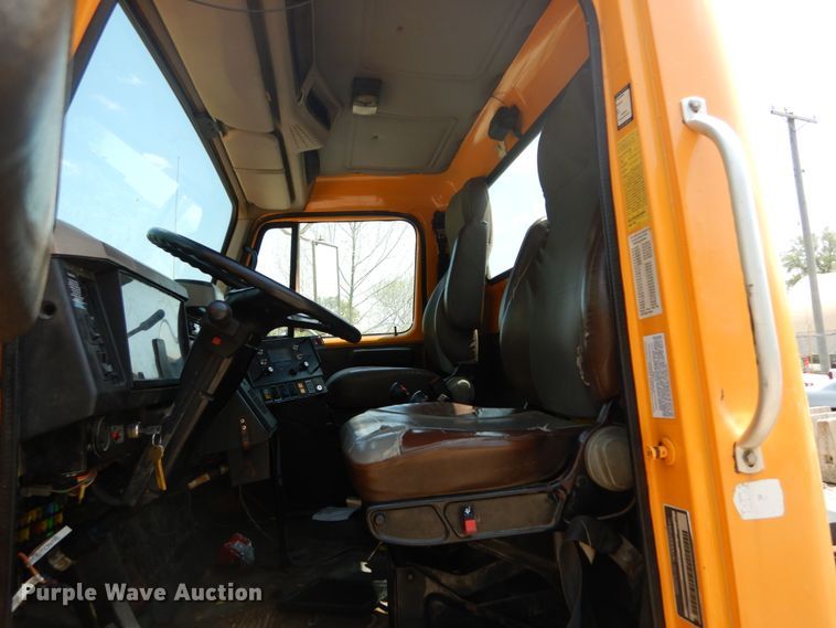 image for item GB9995 2002 International 2554  truck cab and chassis