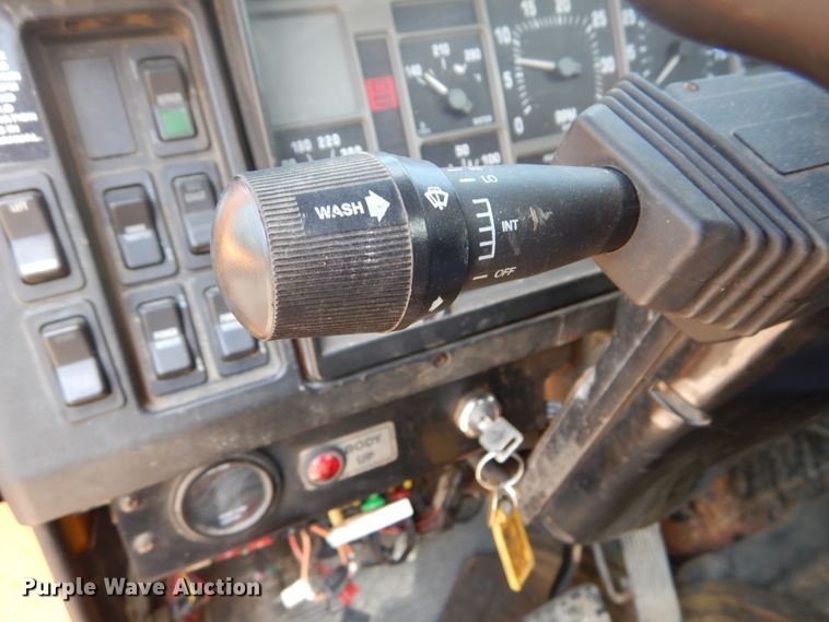 image for item GB9995 2002 International 2554  truck cab and chassis