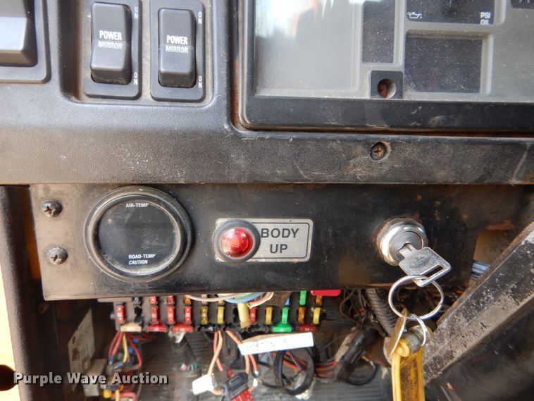 image for item GB9995 2002 International 2554  truck cab and chassis