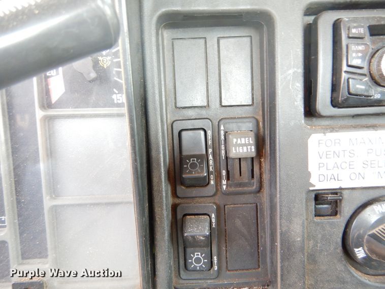 image for item GB9995 2002 International 2554  truck cab and chassis