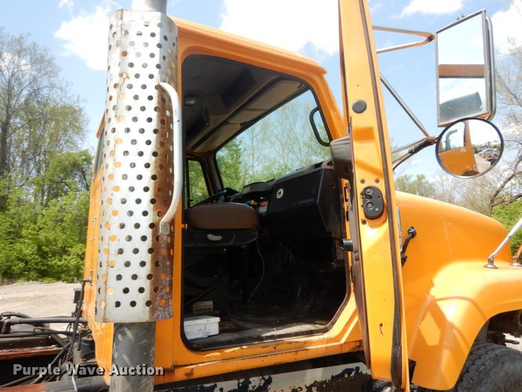 image for item GB9995 2002 International 2554  truck cab and chassis