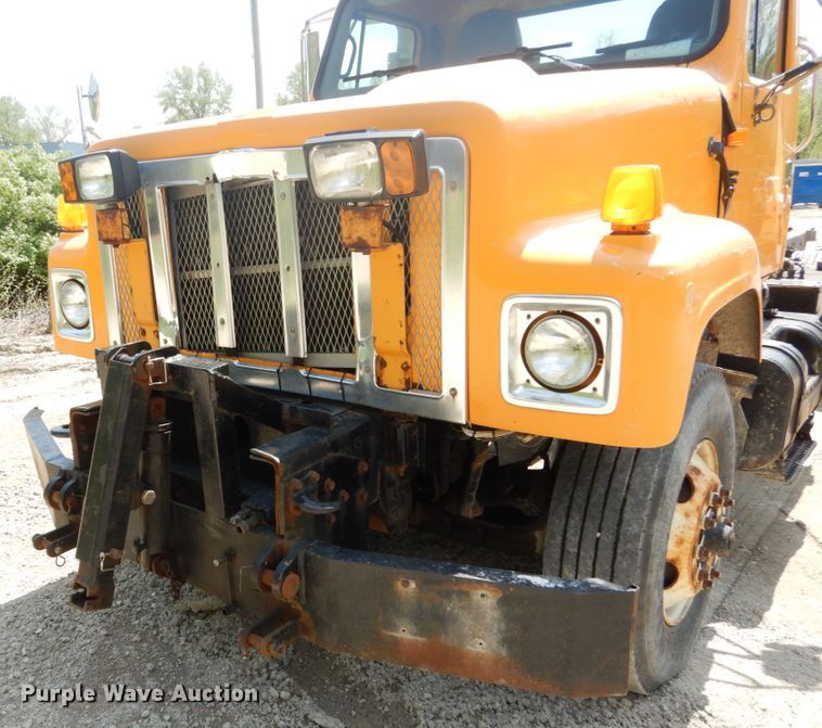 image for item GB9995 2002 International 2554  truck cab and chassis