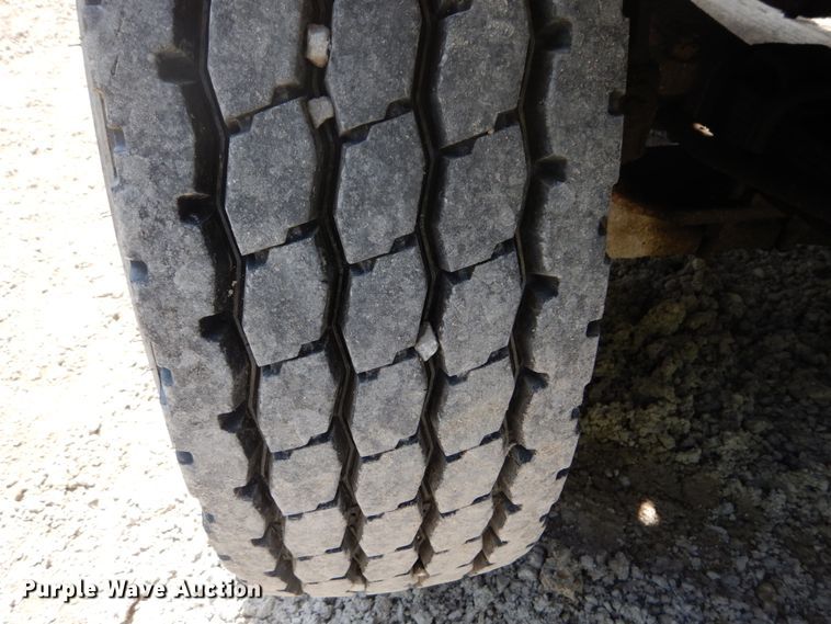 image for item GB9995 2002 International 2554  truck cab and chassis