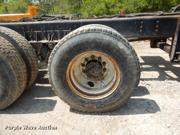 image for item GB9995 2002 International 2554  truck cab and chassis