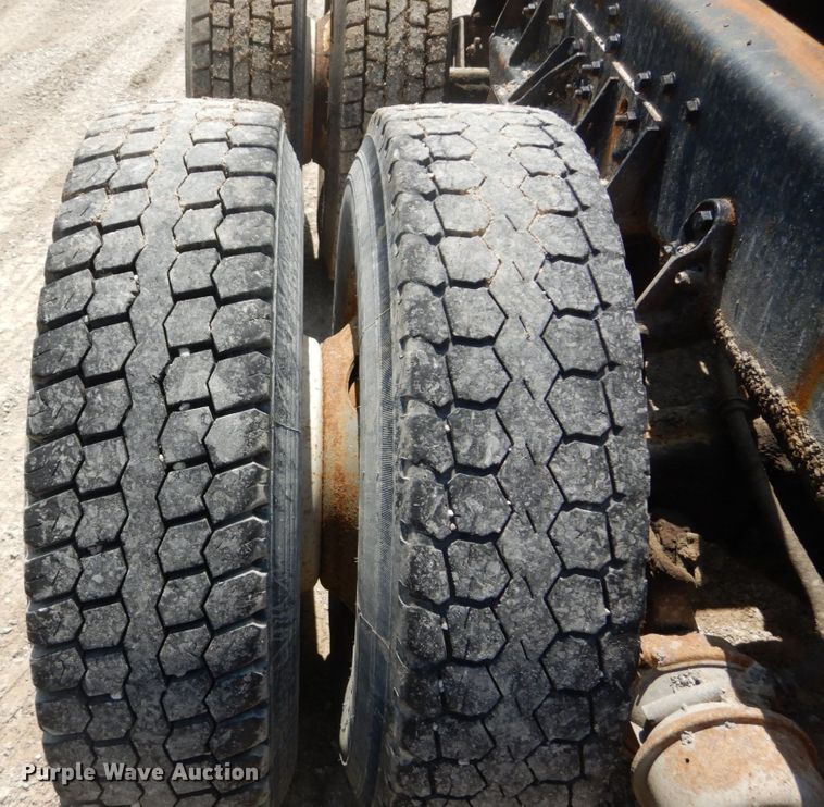 image for item GB9995 2002 International 2554  truck cab and chassis