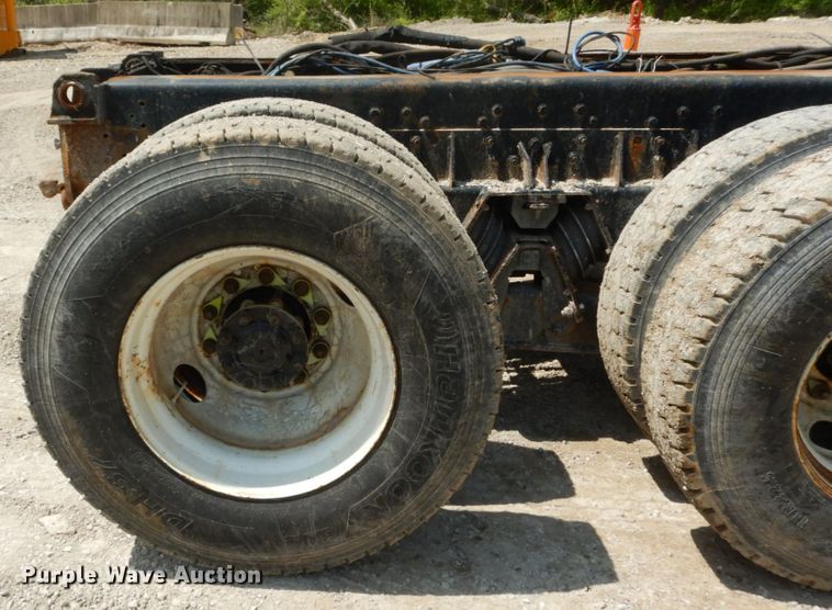 image for item GB9995 2002 International 2554  truck cab and chassis