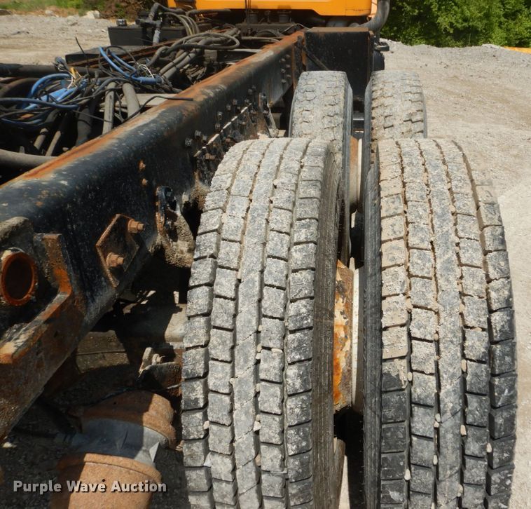 image for item GB9995 2002 International 2554  truck cab and chassis