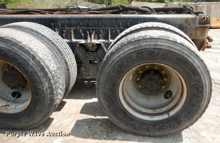 image for item GB9995 2002 International 2554  truck cab and chassis