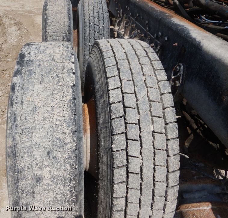 image for item GB9995 2002 International 2554  truck cab and chassis