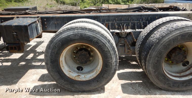 image for item GB9995 2002 International 2554  truck cab and chassis