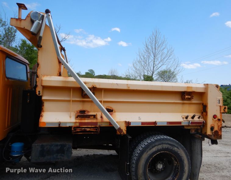 image for item GB9997 2000 International 4900  dump truck