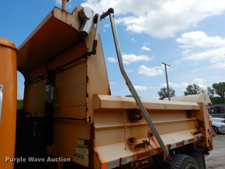 image for item GB9997 2000 International 4900  dump truck