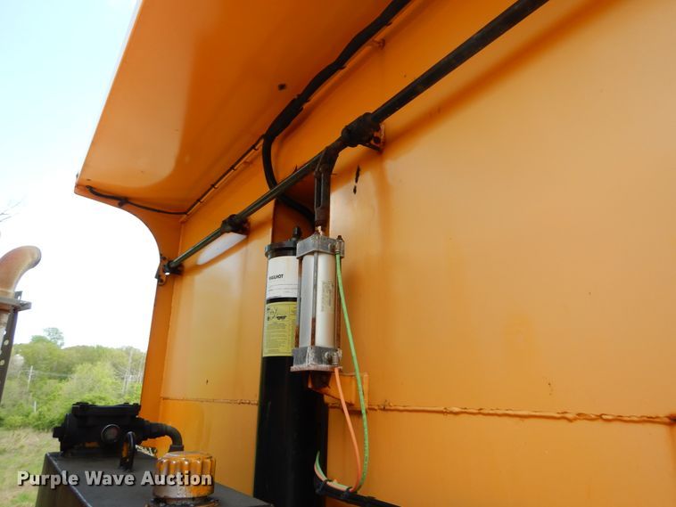 image for item GB9997 2000 International 4900  dump truck