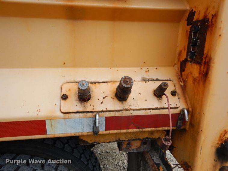 image for item GB9997 2000 International 4900  dump truck