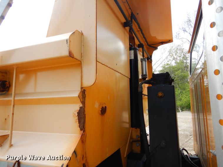 image for item GB9997 2000 International 4900  dump truck