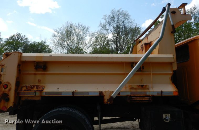 image for item GB9997 2000 International 4900  dump truck
