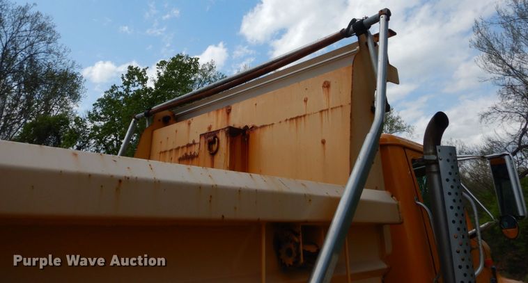 image for item GB9997 2000 International 4900  dump truck