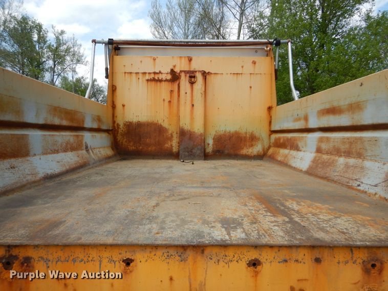 image for item GB9997 2000 International 4900  dump truck