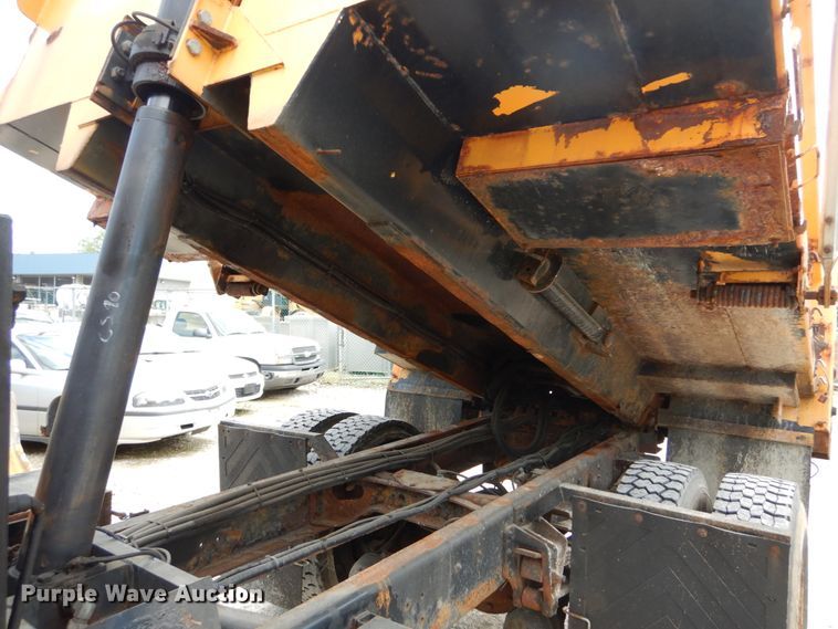 image for item GB9997 2000 International 4900  dump truck