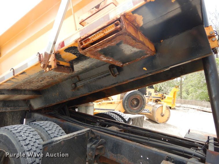 image for item GB9997 2000 International 4900  dump truck