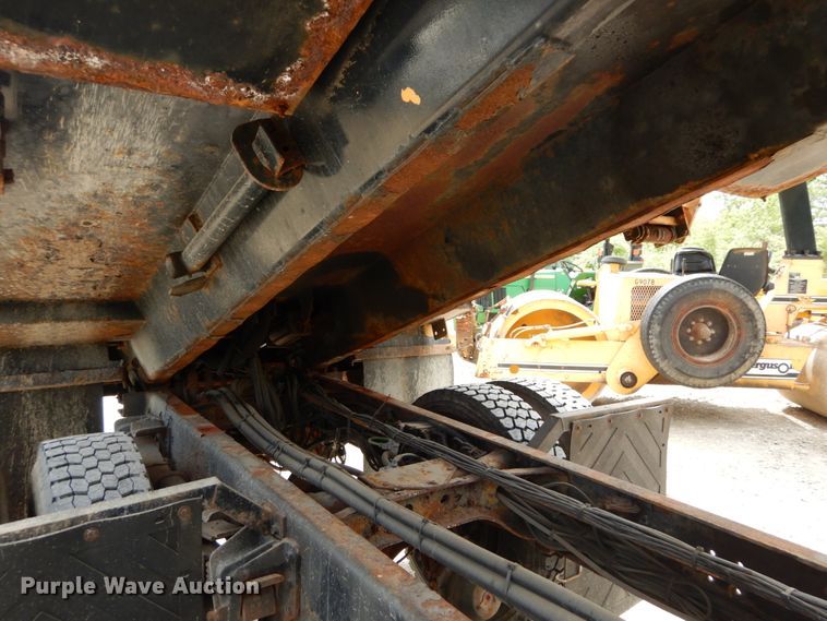 image for item GB9997 2000 International 4900  dump truck