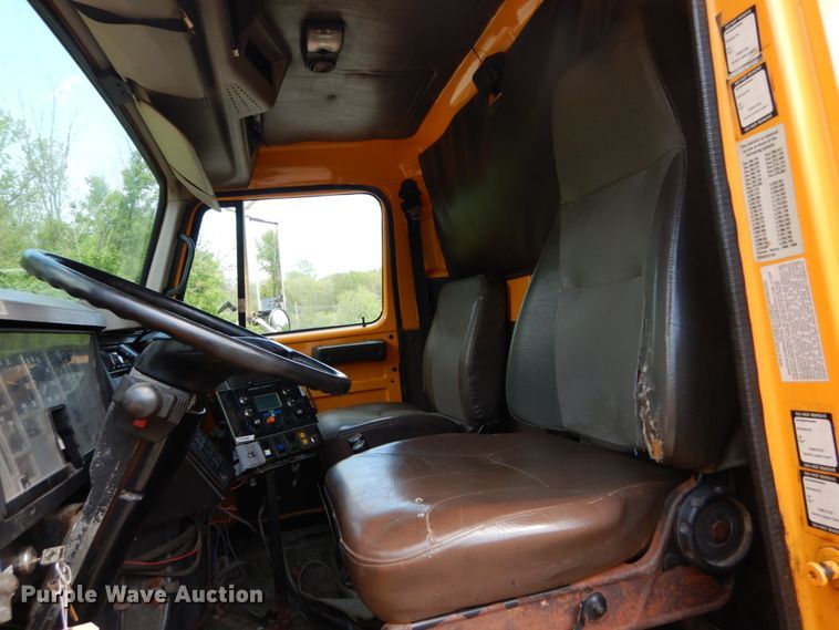 image for item GB9997 2000 International 4900  dump truck