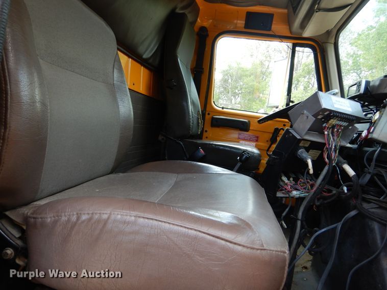 image for item GB9997 2000 International 4900  dump truck