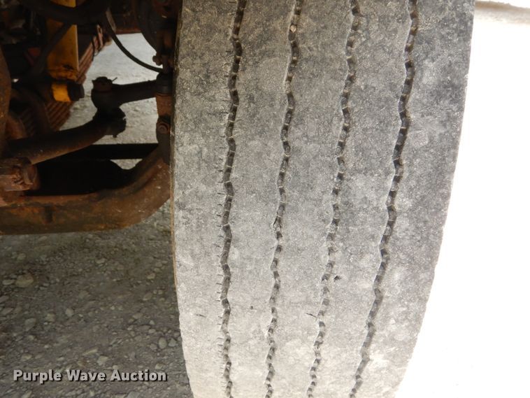 image for item GB9997 2000 International 4900  dump truck