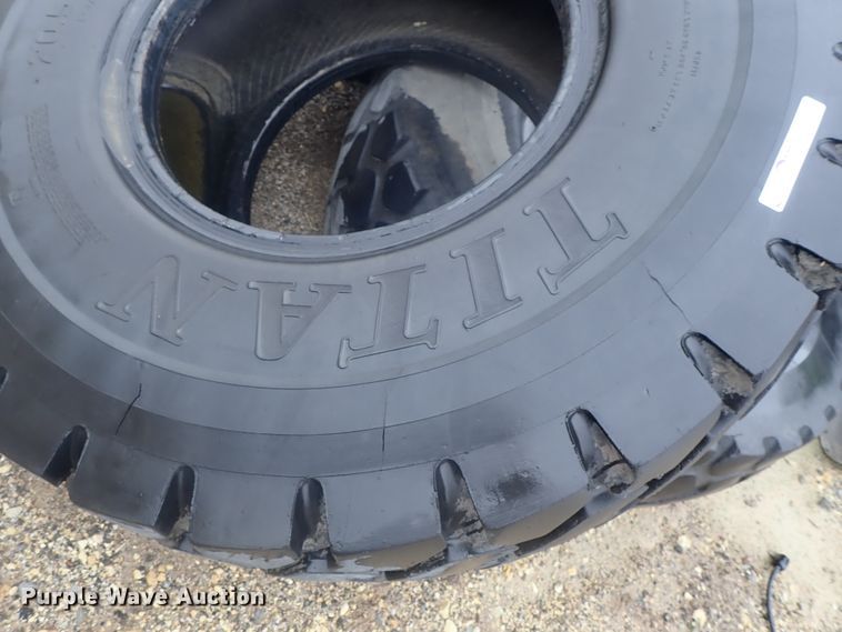 image for item GR9122 (8) 20.5R25 tires