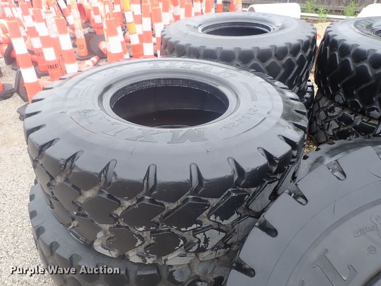 image for item GR9122 (8) 20.5R25 tires