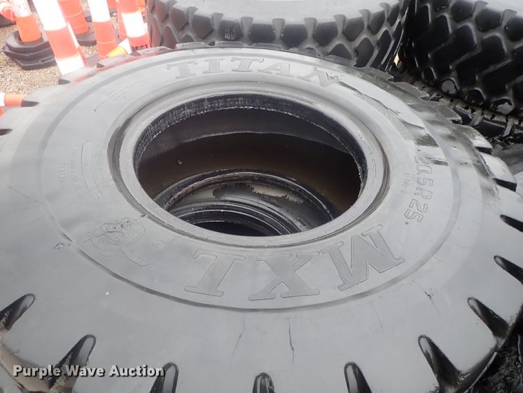 image for item GR9122 (8) 20.5R25 tires