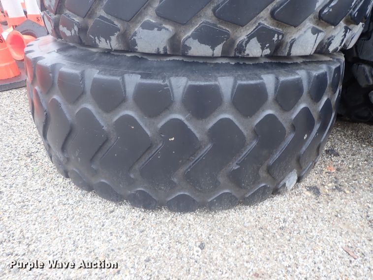 image for item GR9122 (8) 20.5R25 tires