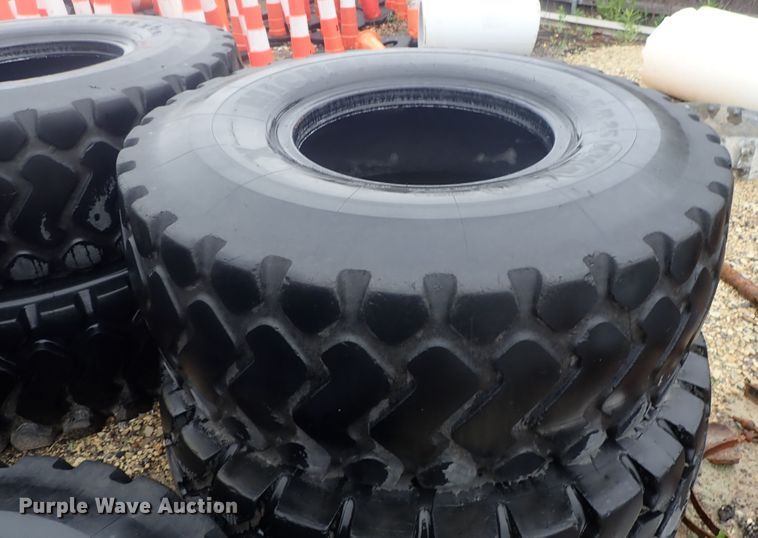 image for item GR9122 (8) 20.5R25 tires