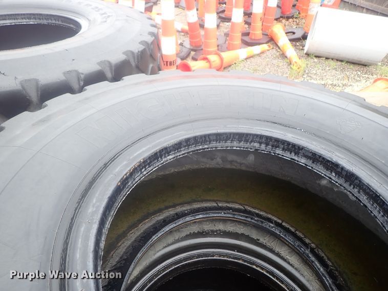 image for item GR9122 (8) 20.5R25 tires