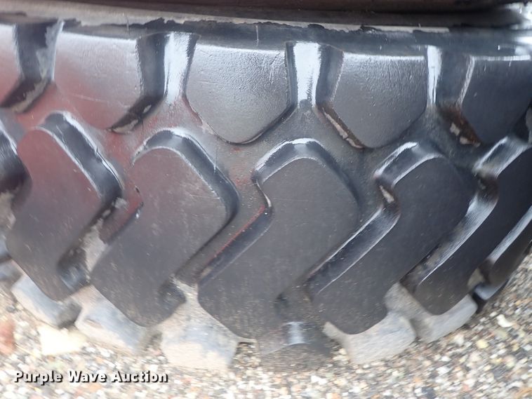 image for item GR9122 (8) 20.5R25 tires