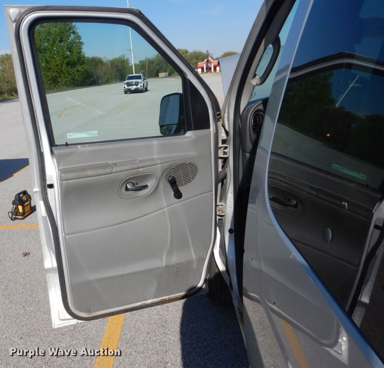 image for item GW9891 2005 Ford E150  van