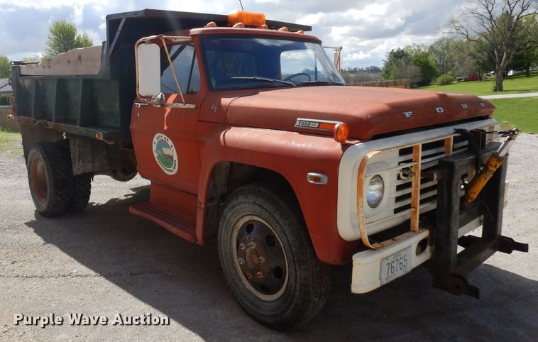 image for item GY9200 1970 Ford 600 dump truck