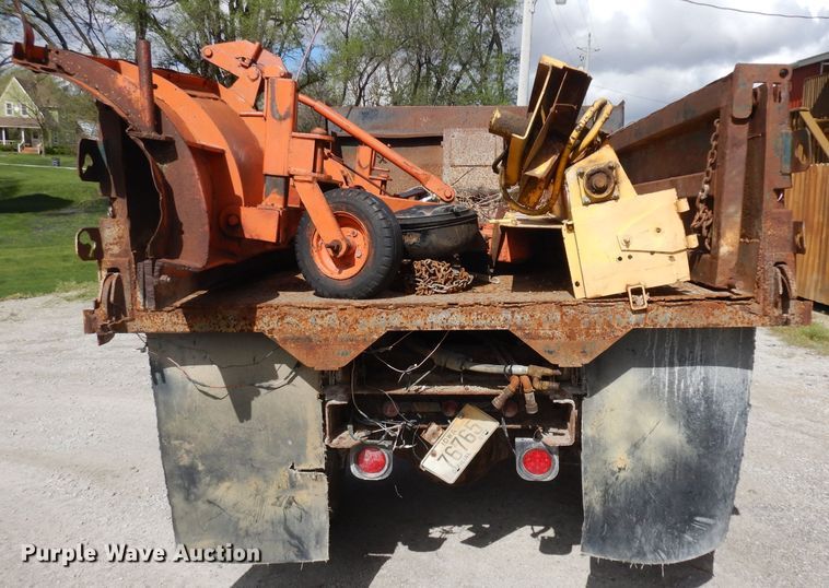 image for item GY9200 1970 Ford 600 dump truck