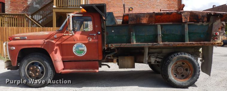 image for item GY9200 1970 Ford 600 dump truck