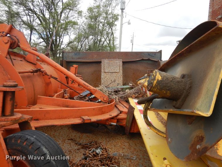 image for item GY9200 1970 Ford 600 dump truck