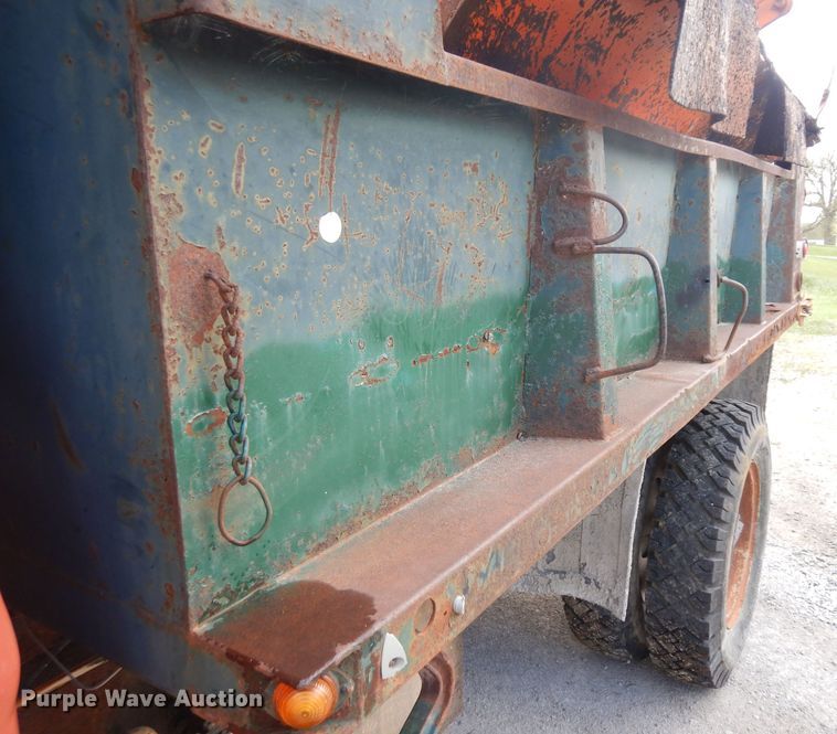 image for item GY9200 1970 Ford 600 dump truck