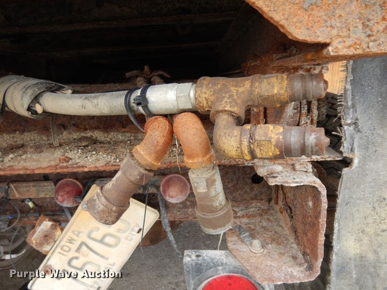 image for item GY9200 1970 Ford 600 dump truck