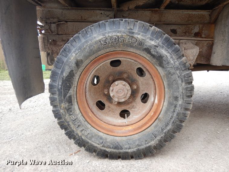 image for item GY9200 1970 Ford 600 dump truck