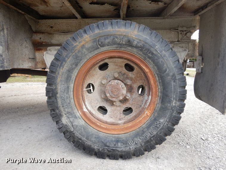 image for item GY9200 1970 Ford 600 dump truck