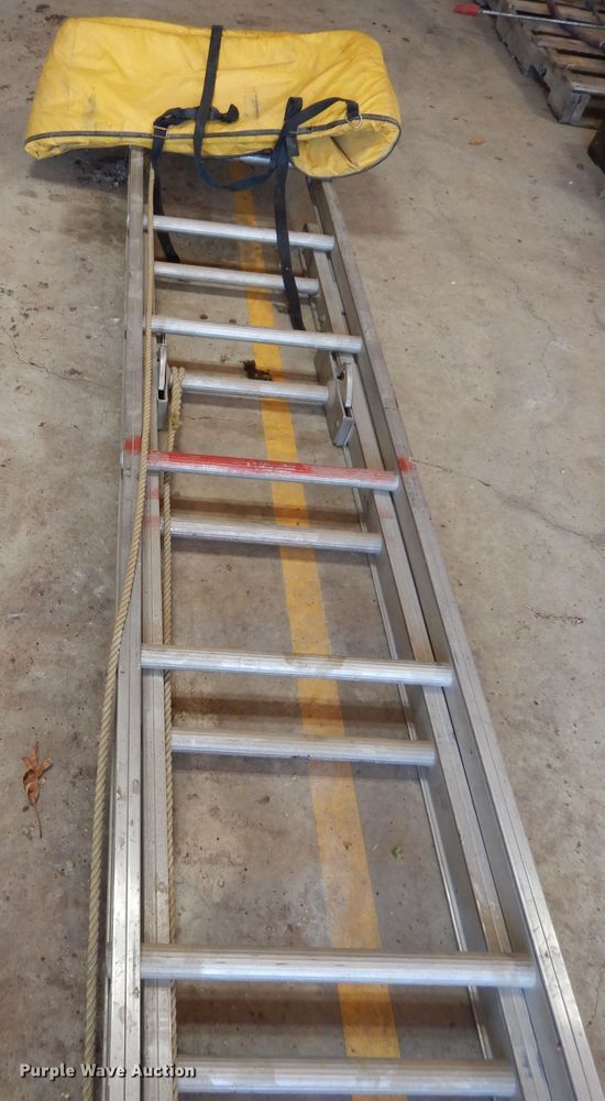 image for item HT9182 24' extension ladder
